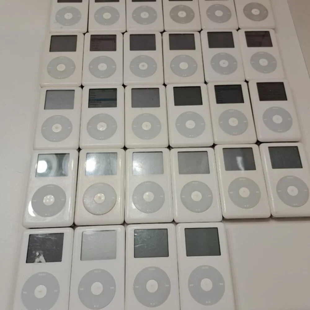 1X Apple iPod Classic 4th Generation Gen 20GB with accessories